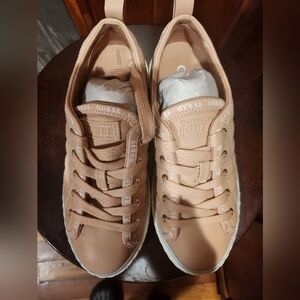 NIB Women's Guess Sneaker Size 6 Peytina Natural Multi